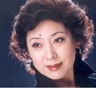 [浮云]1990年，歌唱家关牧村因丈夫的长期家暴，毅然提出离婚，丈夫强硬地表示离