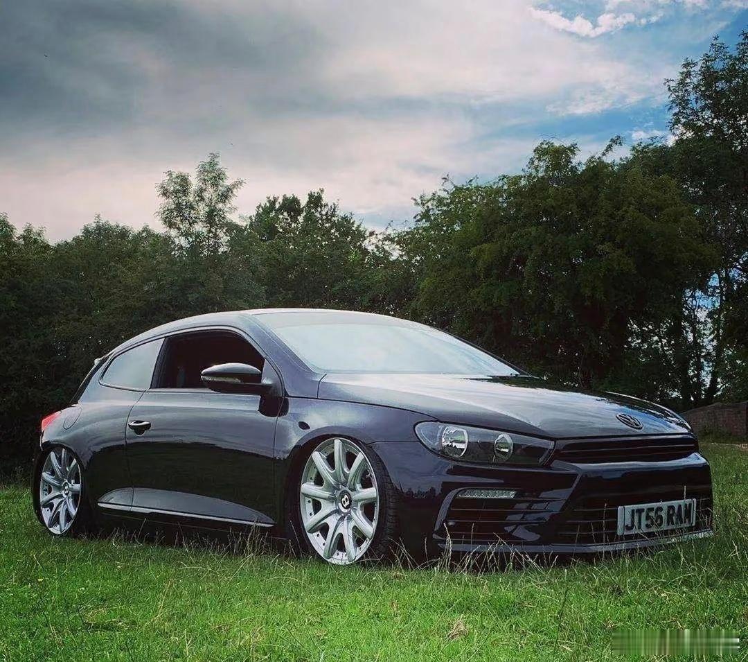 昨儿晚上梦到方程豹出了个双门小钢炮，长得跟尚酷差不多，我往路边一停，还心说豹子这