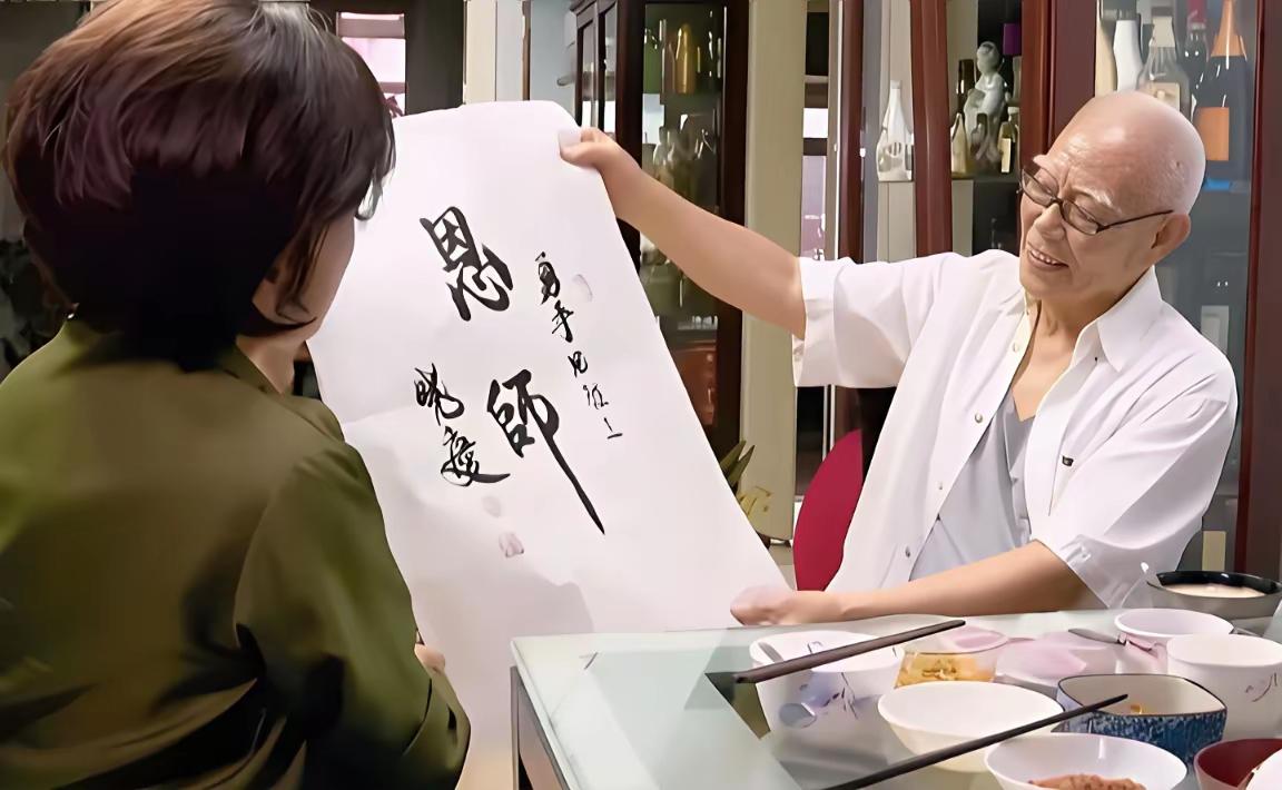 王铎：刘晓庆送给张勇手的字，太差了。
并且，刘晓庆一边称做“恩师”，还一边题“勇
