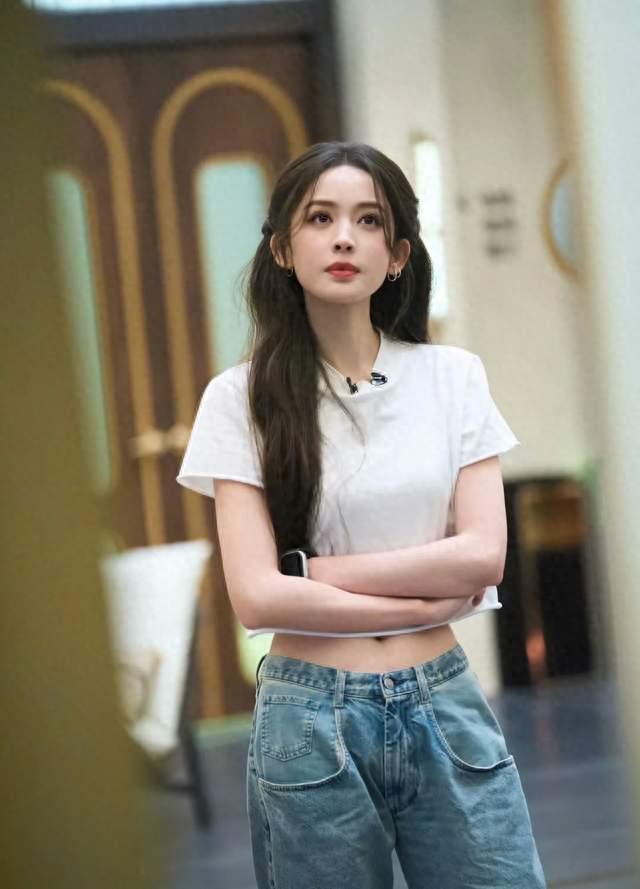 “娜扎又美我一跳”！成都车展生图刷屏，飒爽氛围感直接出圈