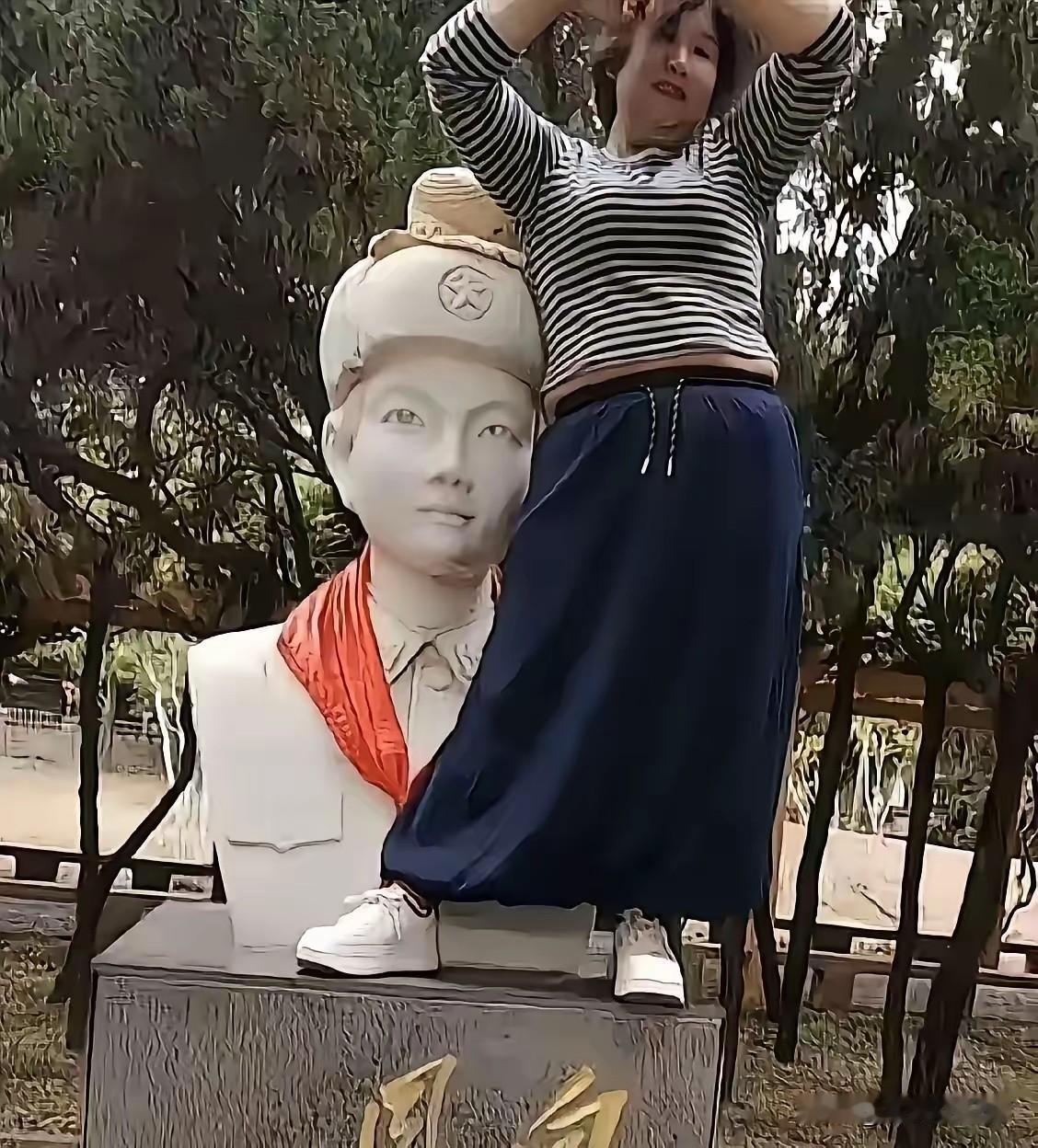 一个胖大嫂爬到雷锋半身像石碑基座上搔首弄姿，玩得还很嗨，太没有教养了。

这名女