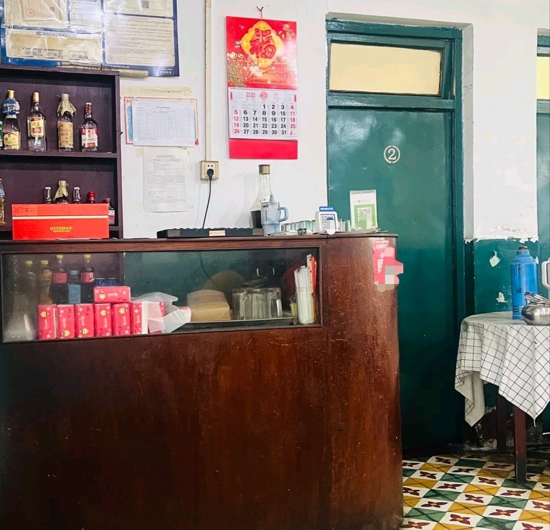 本来想去看那个跨海的地铁的，结果没找到。就近找个塘沽海边的老餐厅解决午餐，还是上