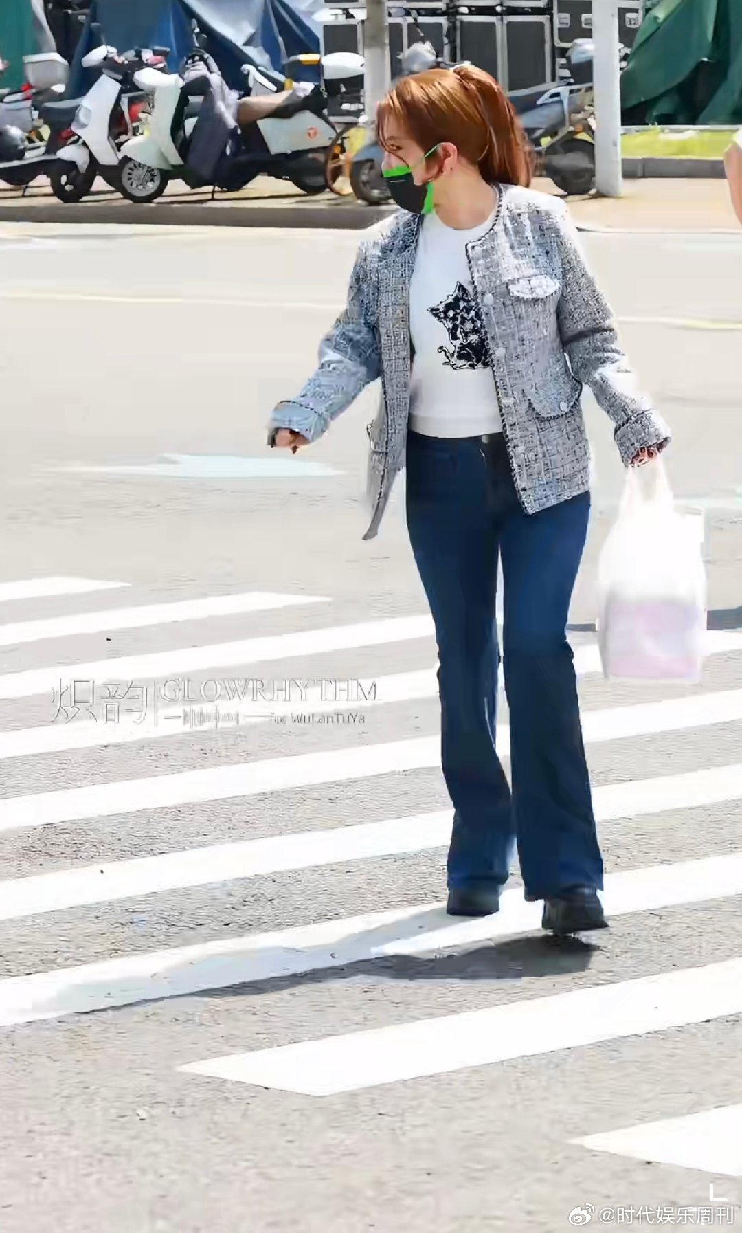 乌兰图雅饭撒买了一堆零食乘风2026看到粉丝就送上一堆零食，乌兰图雅这波饭撒直接