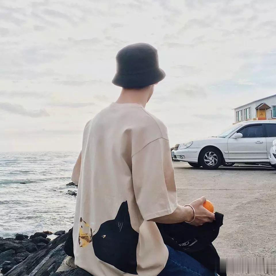 一个异地单身女性与我在网上聊了两个多月后，突然在五一放假期间发信息告诉我，她已经