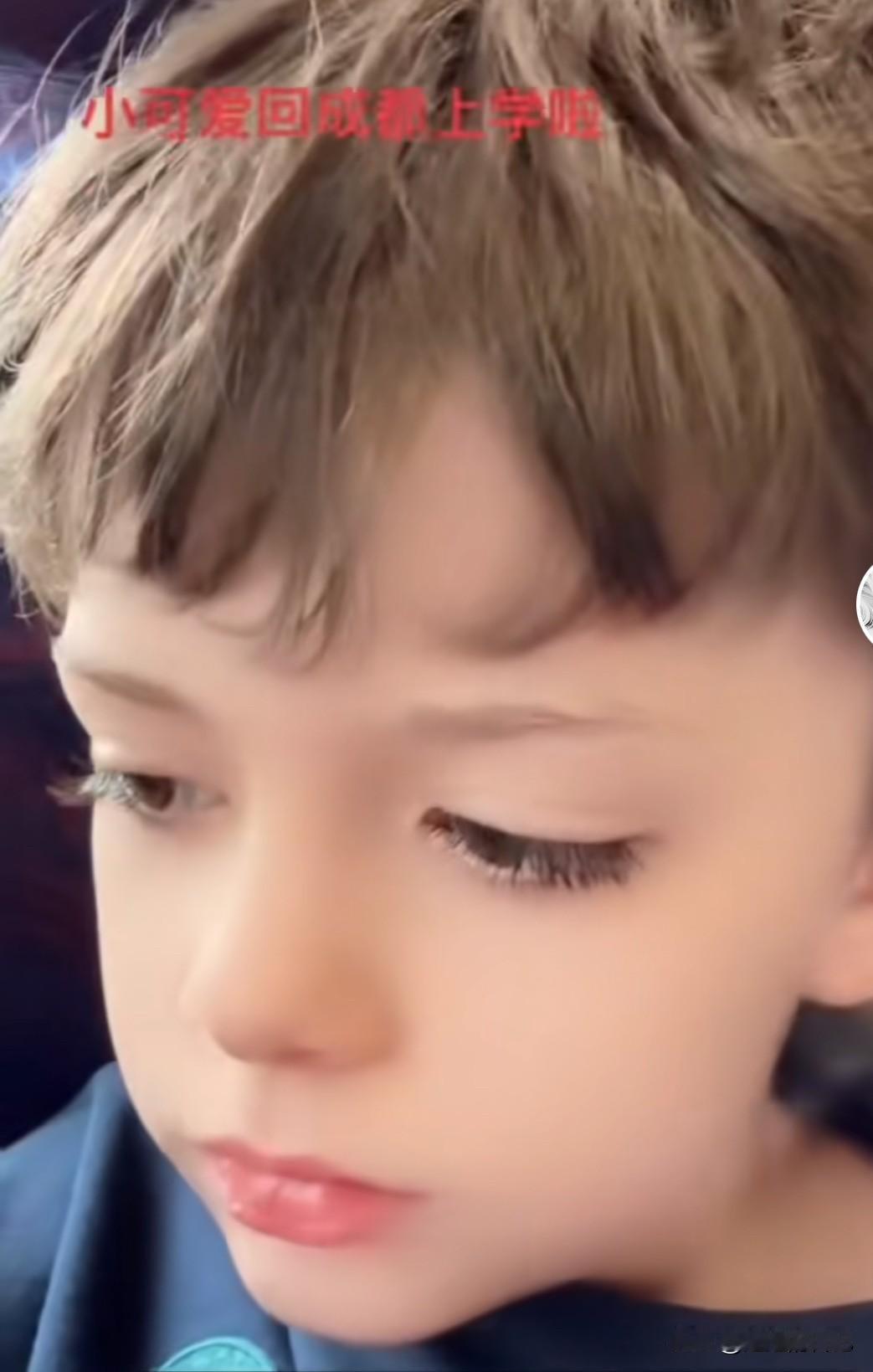 保姆为小宝，“你妈妈操心你么”？
小宝回答“她不操心我”，
保姆又问“那她操心啥