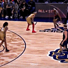 防守人一脸懵：这是什么步伐？难道现在上篮都不限步数？没懂！大家看看他走了多少步？