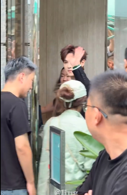 李昀锐深V束腰黑西装高珠胸针李昀锐Tiffany胸针 李昀锐深V束腰黑西装高珠胸