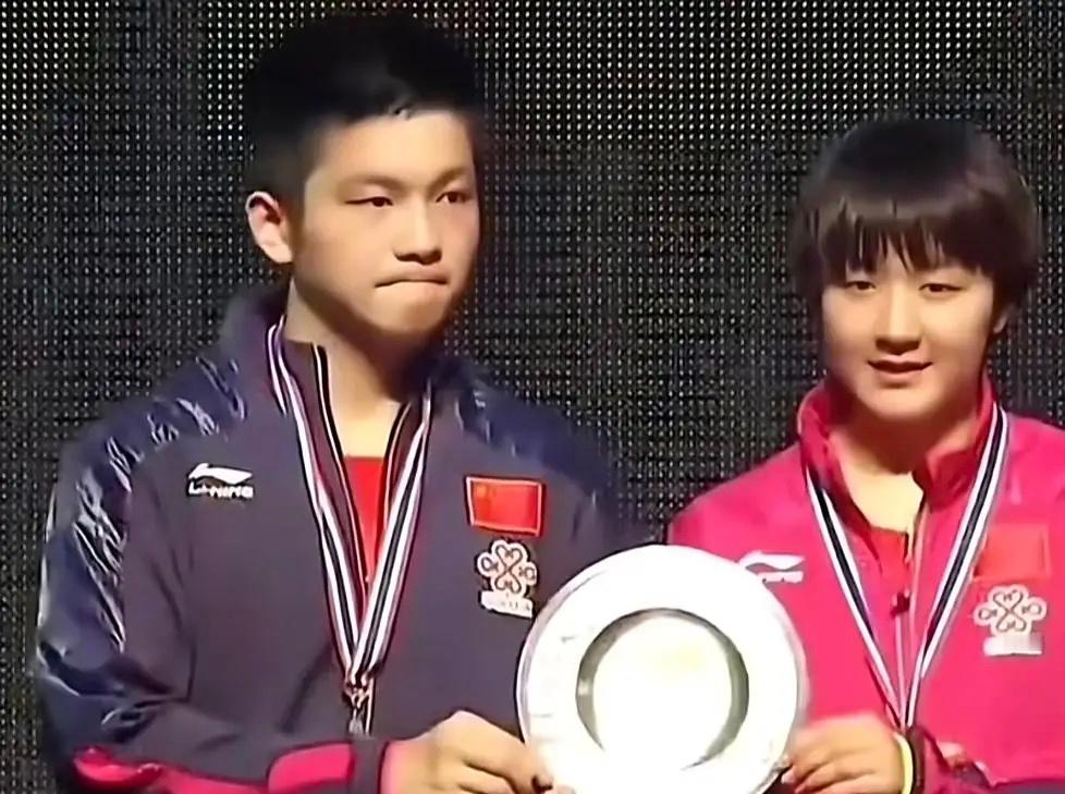 樊振东和陈梦的友谊，从樊振东刚进国家队就悄悄开始，那时候两个人拿下了亚锦赛的桂冠