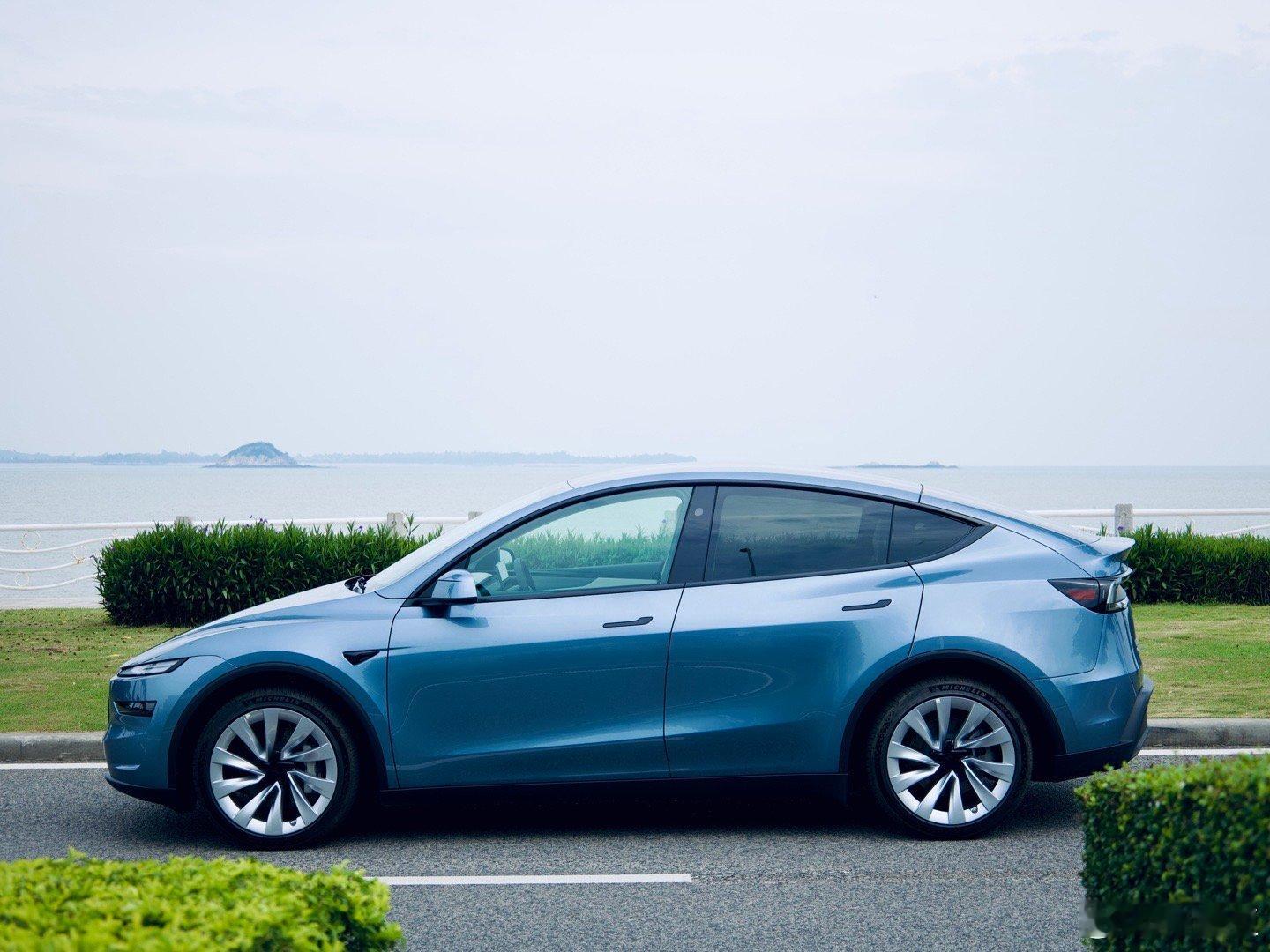帅的帅的！特斯拉焕新model y 前天拍了一下午 太均衡了刚好的尺寸巨大的空间