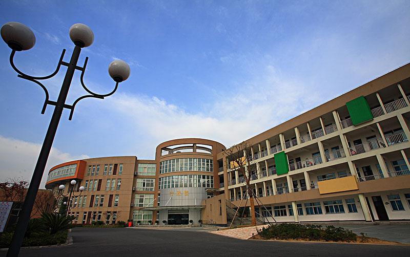 我一直以为出生率那么低，也不至于太快反映出来吧。结果刚开学，刚升小学五年级的儿子