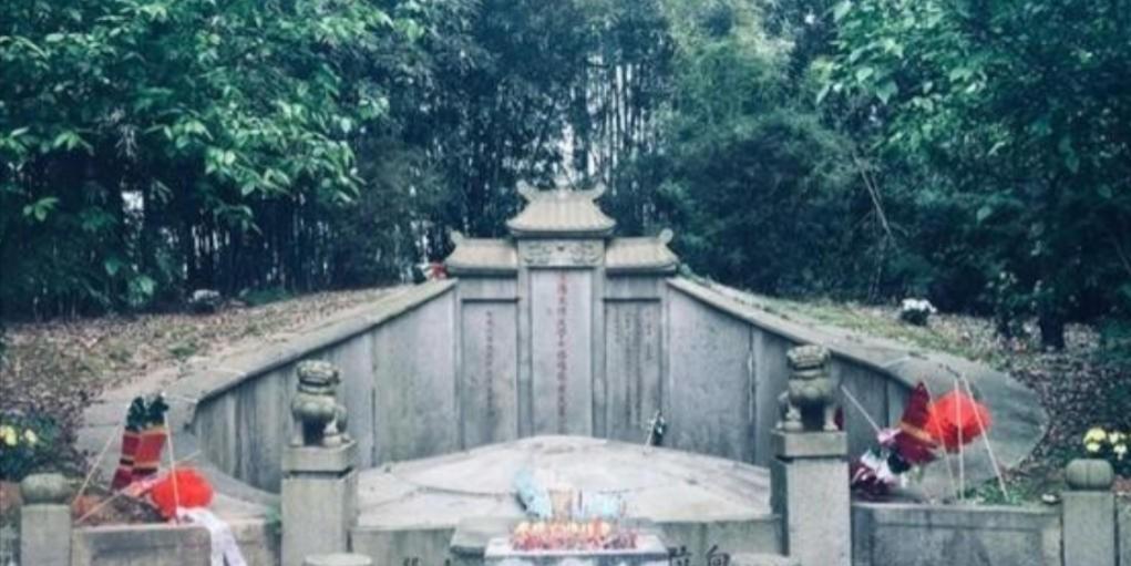 1977年，左宗棠陵墓被炸开，遗骨散落满地，王震将军得知后大怒，1977年，左宗