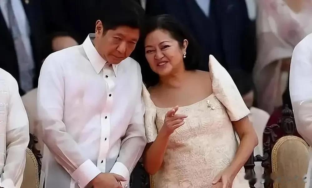 中菲复航：马科斯为何笑得最开心？
 
中菲恢复福建泉州至宿务直航，马科斯公开表态