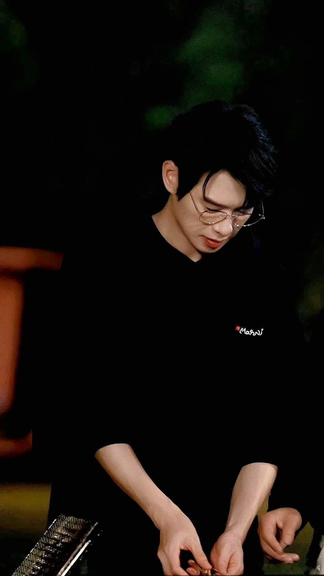 魏大勋出个国帅成这样魏大勋这真的是太帅了吧，很有魅力，可以说是非常的亮眼，谁看了