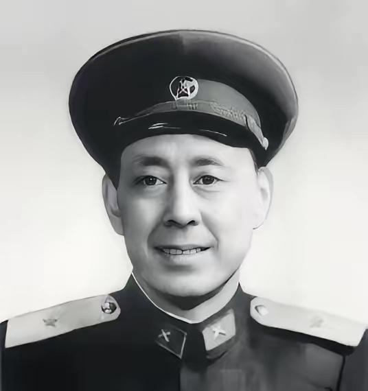 1952年，一个战士在运炮弹时，突然发现师长有些熟悉，他仔细回想后，就对战友说：