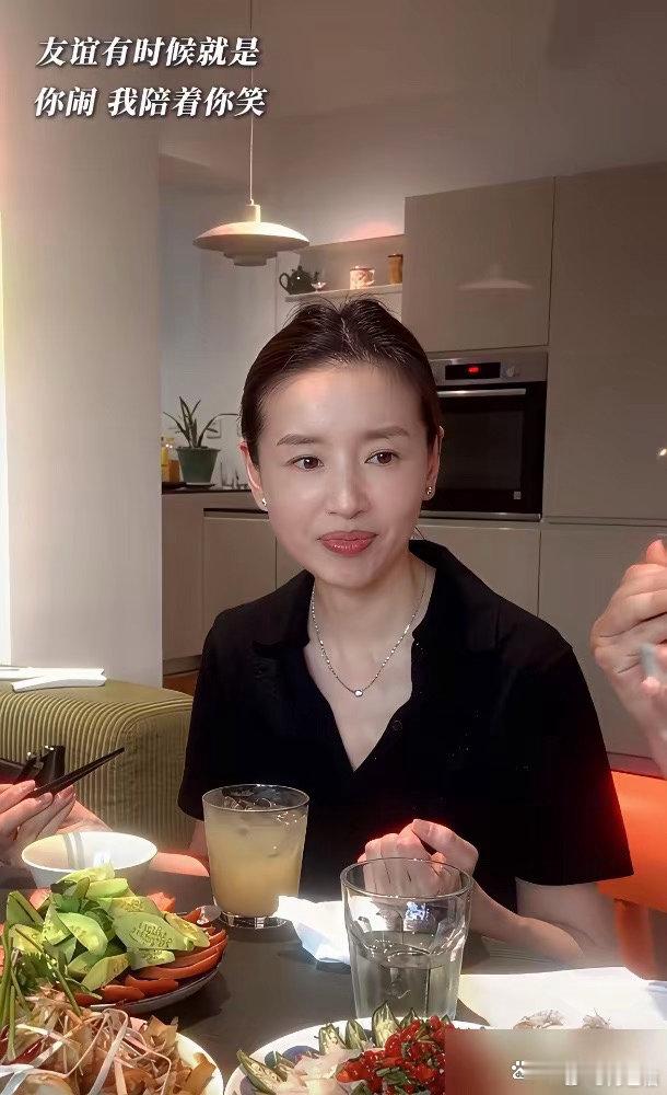 董洁第二场直播带货，卖了3000万，没喊一句家人们 