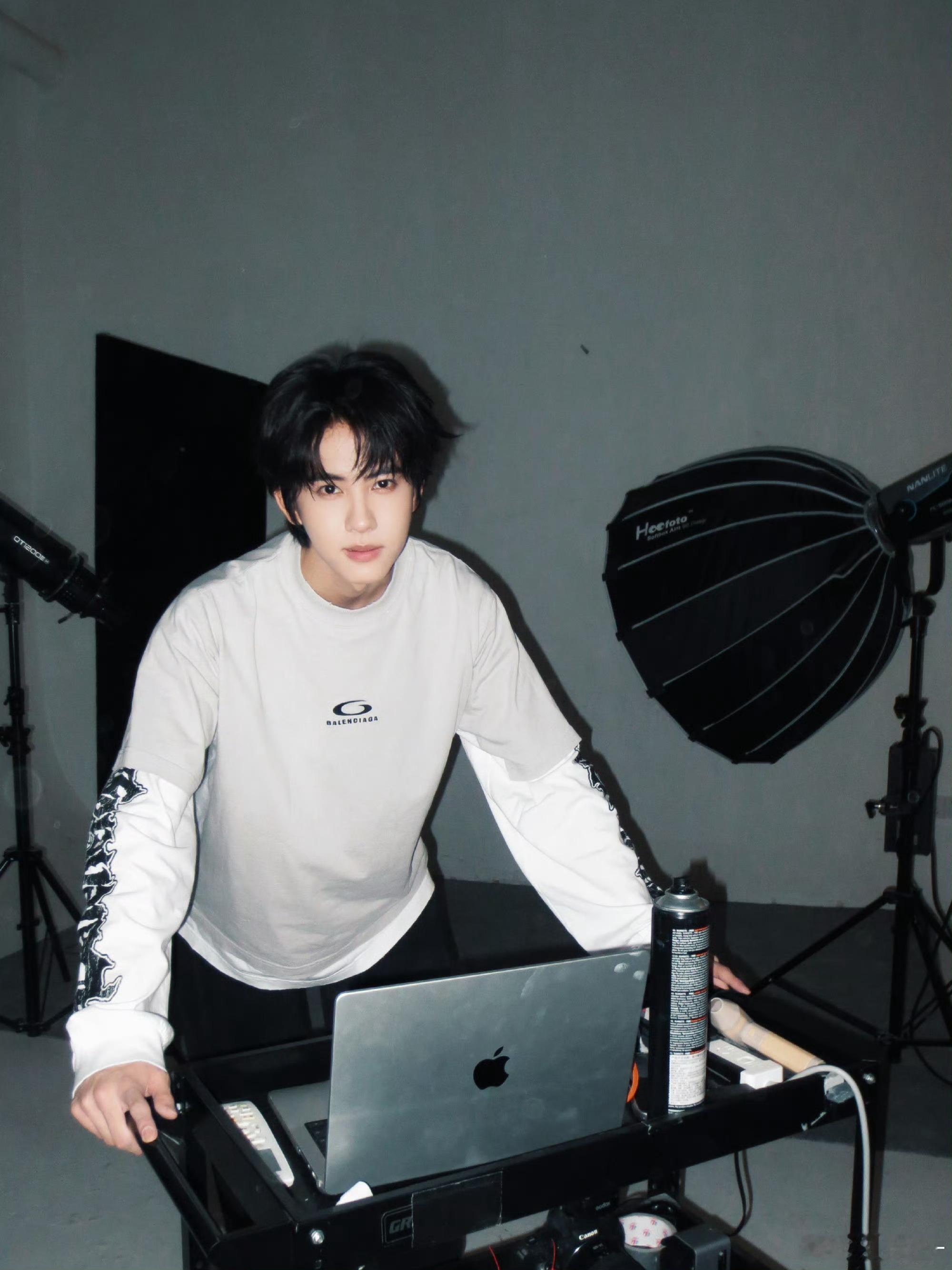 刘轩丞六一营业造型，身穿Balenciaga 2026早秋系列亮相，俊逸有型，先