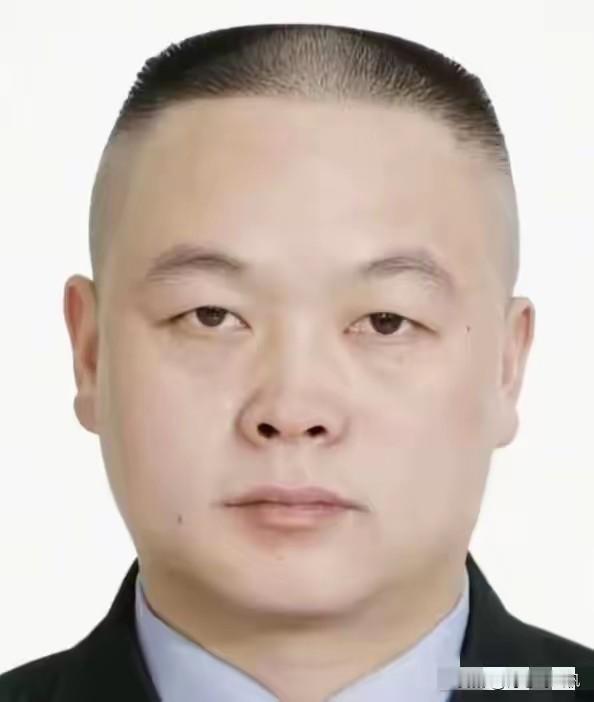 毛新宇真的牺牲了，
但不是牺牲在训练场，
也不是牺牲在与歹徒搏斗的过程中，而是倒