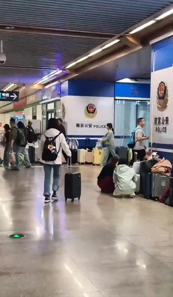 南京地铁站派出所门口一些外地来游玩的大学生把他们行李无人看管地放置一旁，以便轻装
