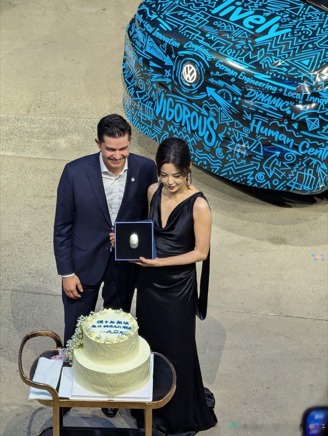 大众新晋代言人辛芷蕾，取「新」的谐音，全新以赴。今年车企品牌代言人的竞争也很激烈