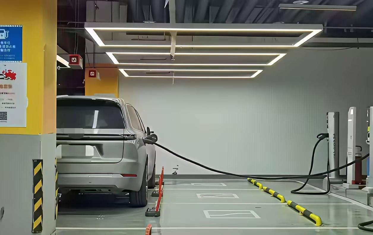 车主没素质，也不能怪品牌商。
一辆车，就占了三个车位，如果都是他们家的，咱也理解