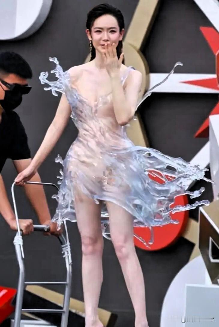 内娱确实不行了，衣服都越来越高清了。
戚薇这次在芭莎之夜，穿了一条3D打印的水花