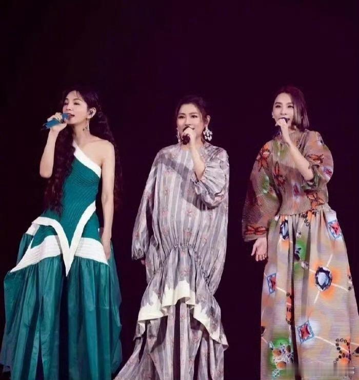 SHE三个人的裙子怎么看起来都怪怪的 ​​​