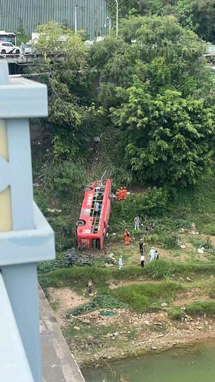 【梧州公交坠翻6人均已脱困】据梧州市万秀区人民政府发布通报，5月11日14时50