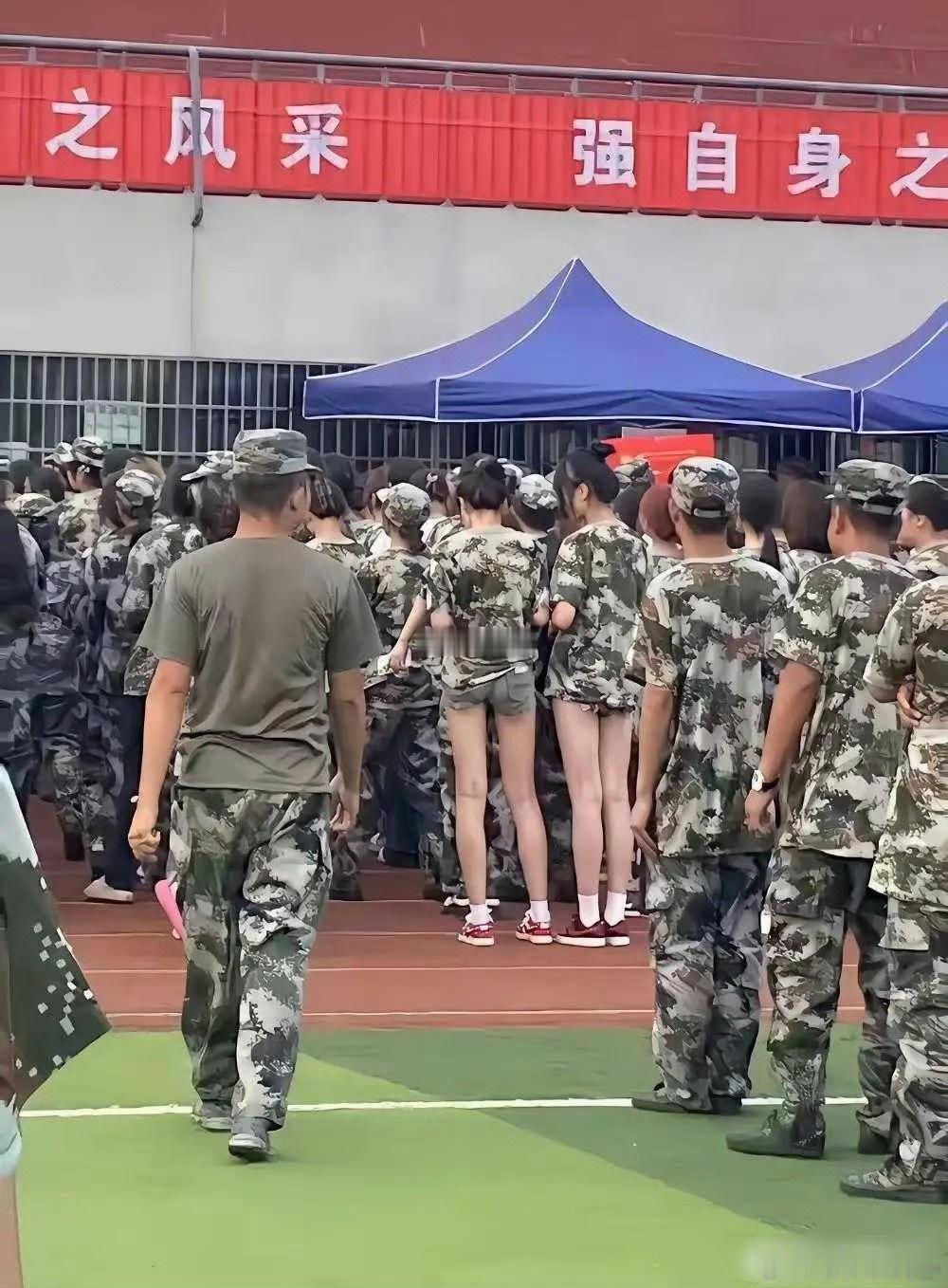 这是在搞特殊吗？不穿军训裤子 