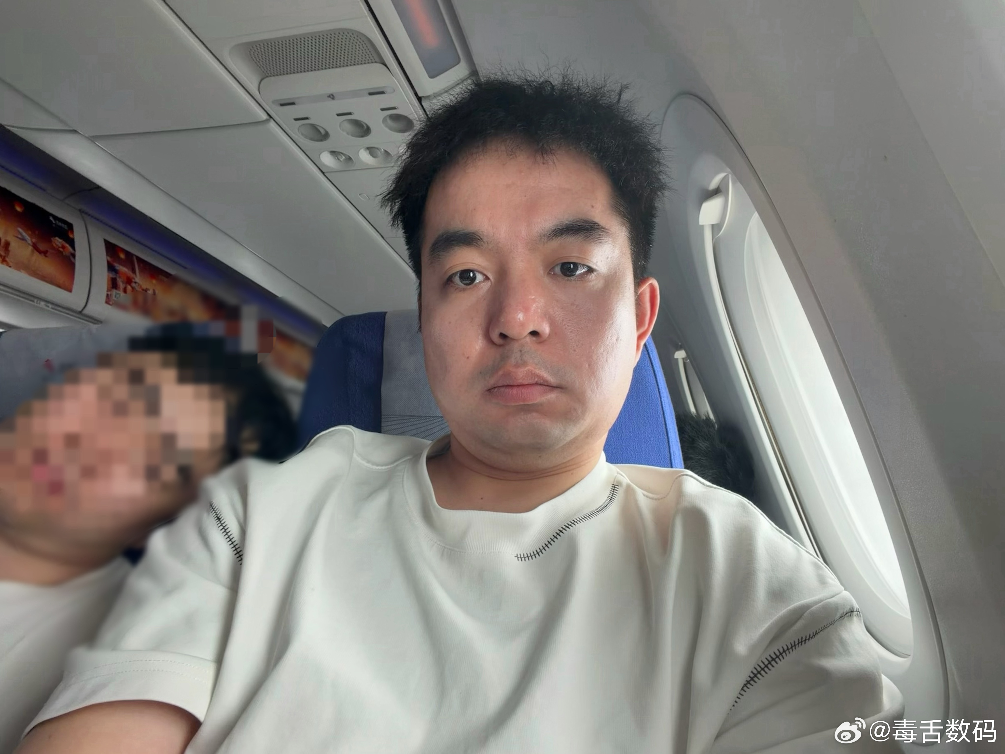 旁边大哥，太累了，躺我肩膀睡着了