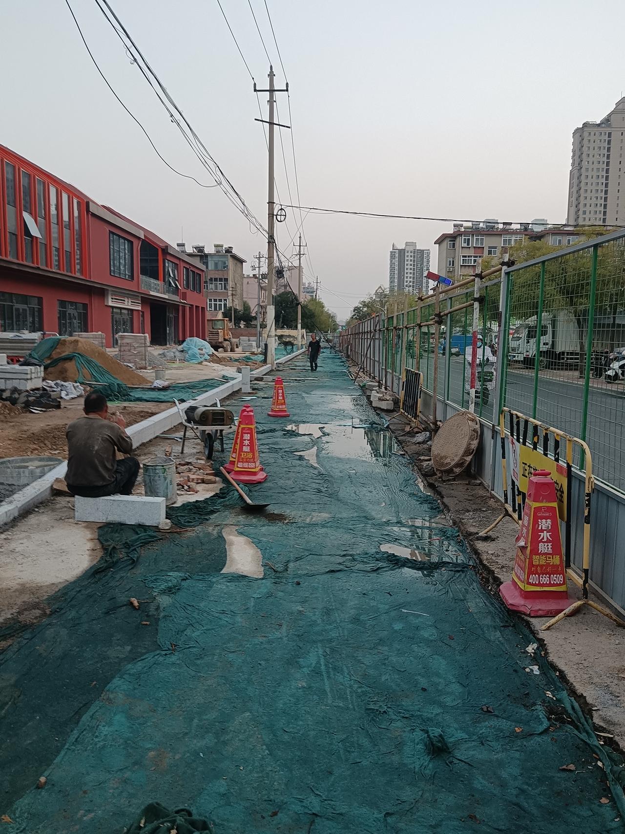 德州市德城区东地路200亩路段扩宽工程，及邻里汇施工。

道路扩宽工程很快，通车