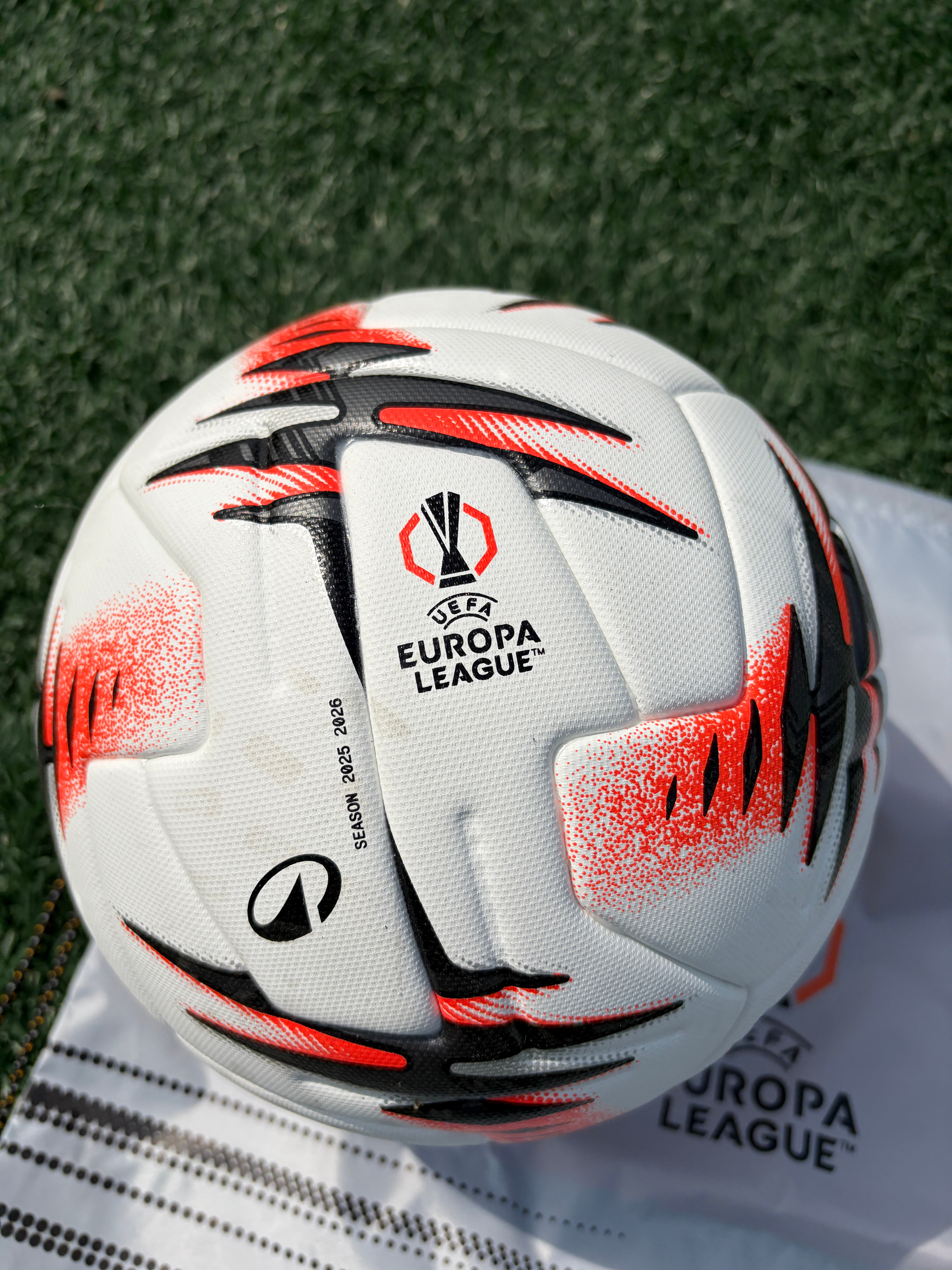 周末跑迪卡侬给球队升级了新球，25-26欧罗巴联赛专用球。之前也用的迪卡侬的。 