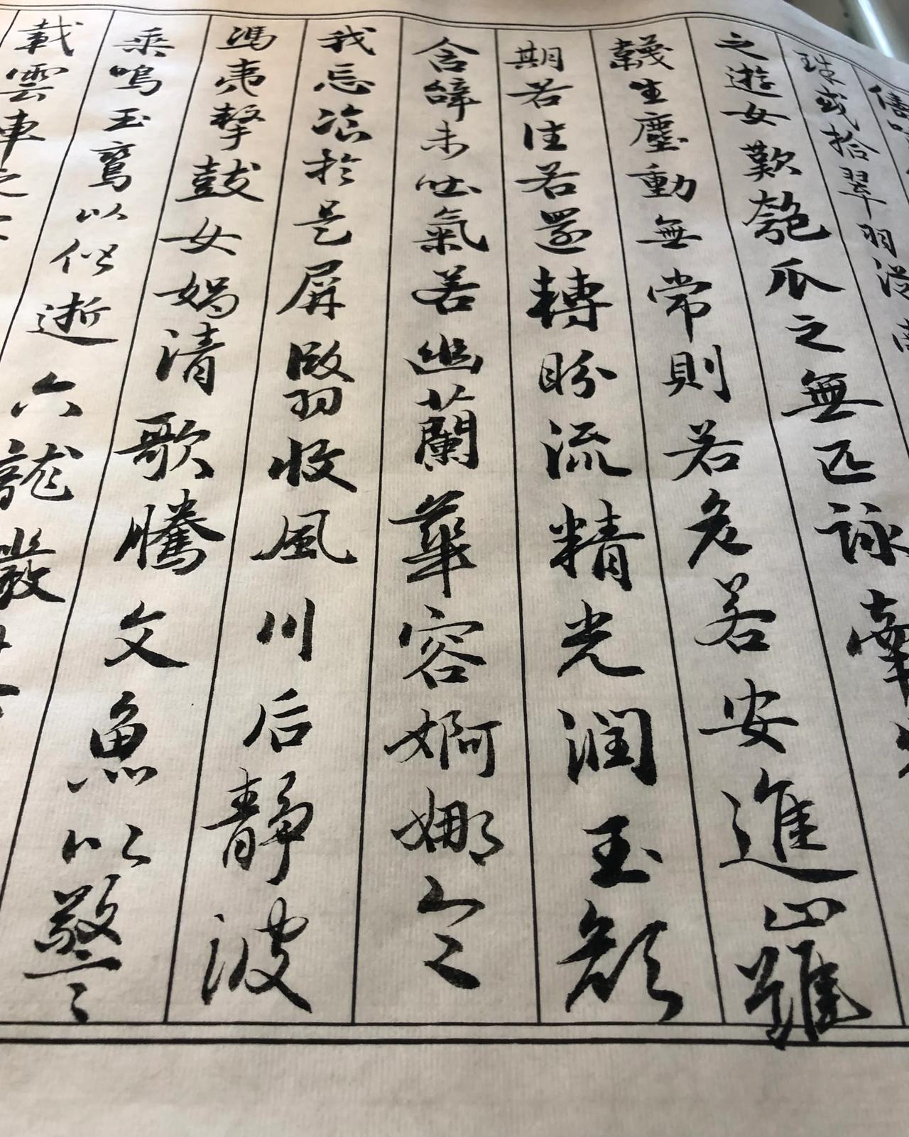 大年初一，过年话说得妪腻歪了
吃过韭菜大虾仁饺子
他们去桑拿
妪继续练小行书


