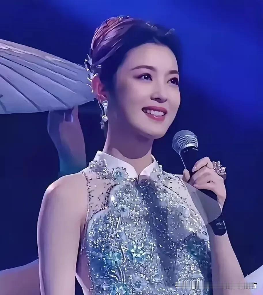 有人说她比倪萍年轻时更美，比周涛更灵动，比董卿更知性，比龙洋、马凡舒更有高级感，