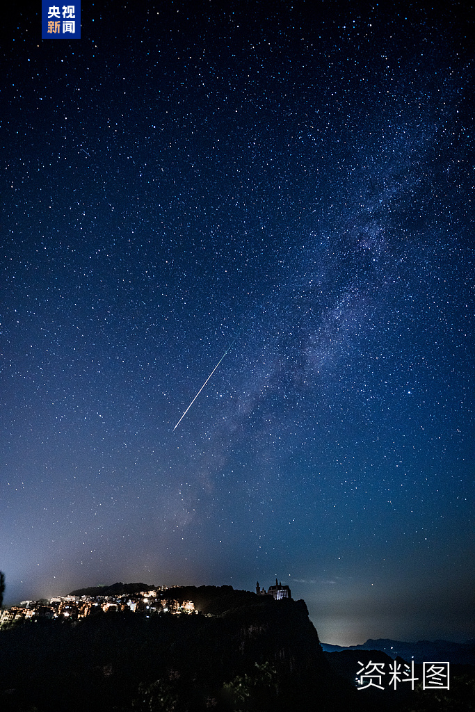 【#一年一度的英仙座流星雨要来了#】8月13日（周三）晨，一年一度的英仙座流星雨