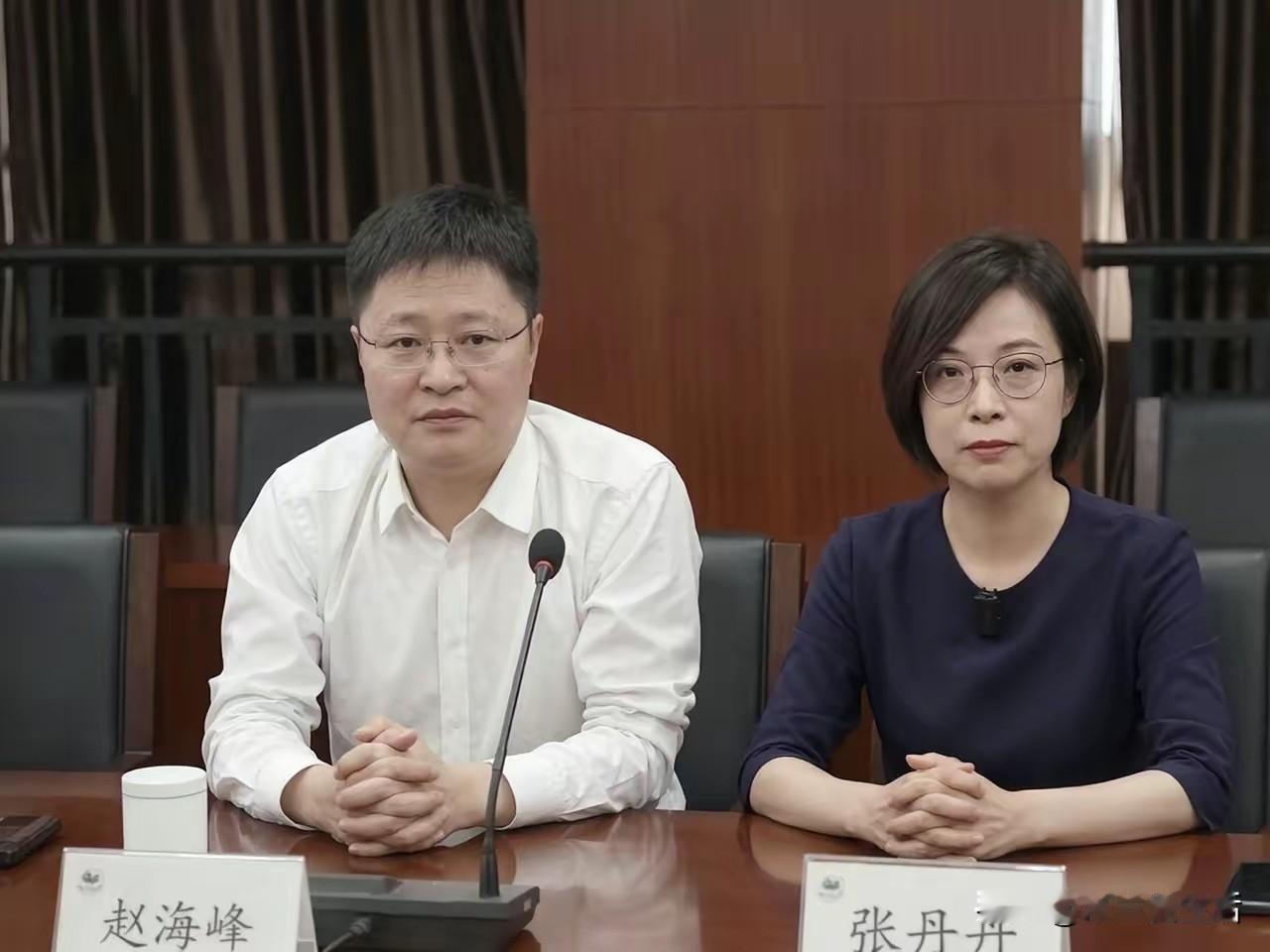 清华出了个赵海峰，北大出了个张丹丹。

这俩人最近把互联网炸得不轻。一个把清华的