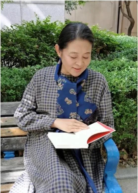 倪萍瘦身之后气质反差太明显！宽松格纹长裙搭配复古印花丝巾，裙摆拼接柔纱增加层次感