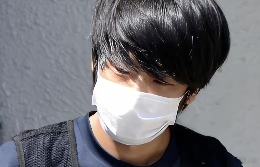 山上彻也刺杀安倍晋三案近日在日本公审。庭审中，山上妹妹的一句“对我来说，哥哥是我