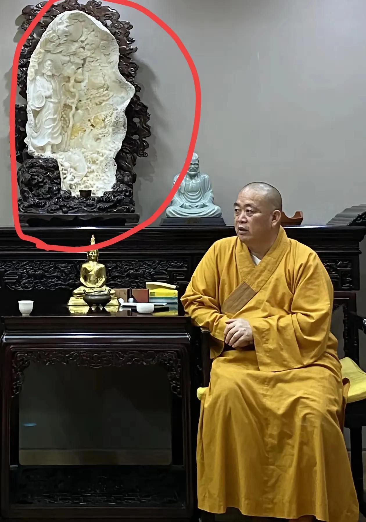 释永信后面的这个摆件，是什么东西？颜色是乳白色的，体积非常的大，上面的雕刻也非常