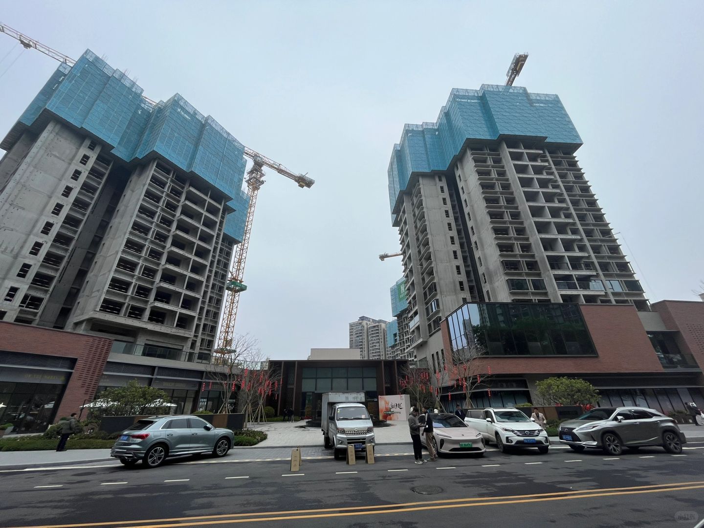 龙华新房破400万，引来不少看房者