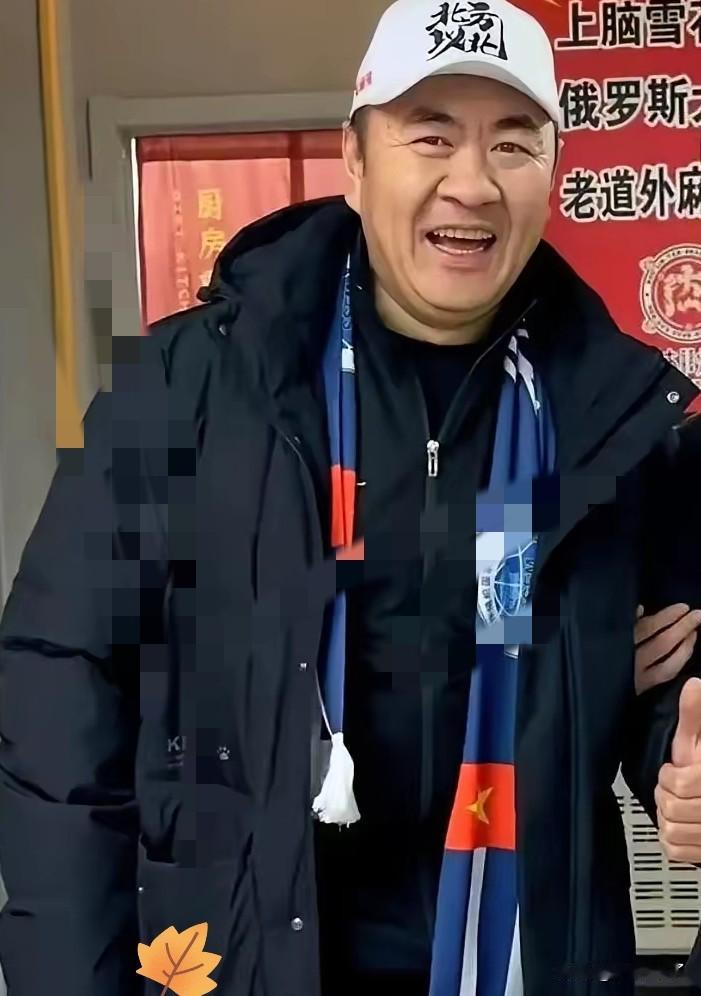 主持12年、带火万人兔子舞的“左右哥”，因被嫌“土”惨遭换下，换来的西装革履专业