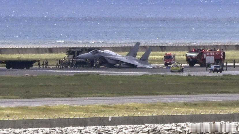 日本航空自卫队F-15战机那霸机场降落故障，导致跑道关闭约4小时海外新鲜事 日本