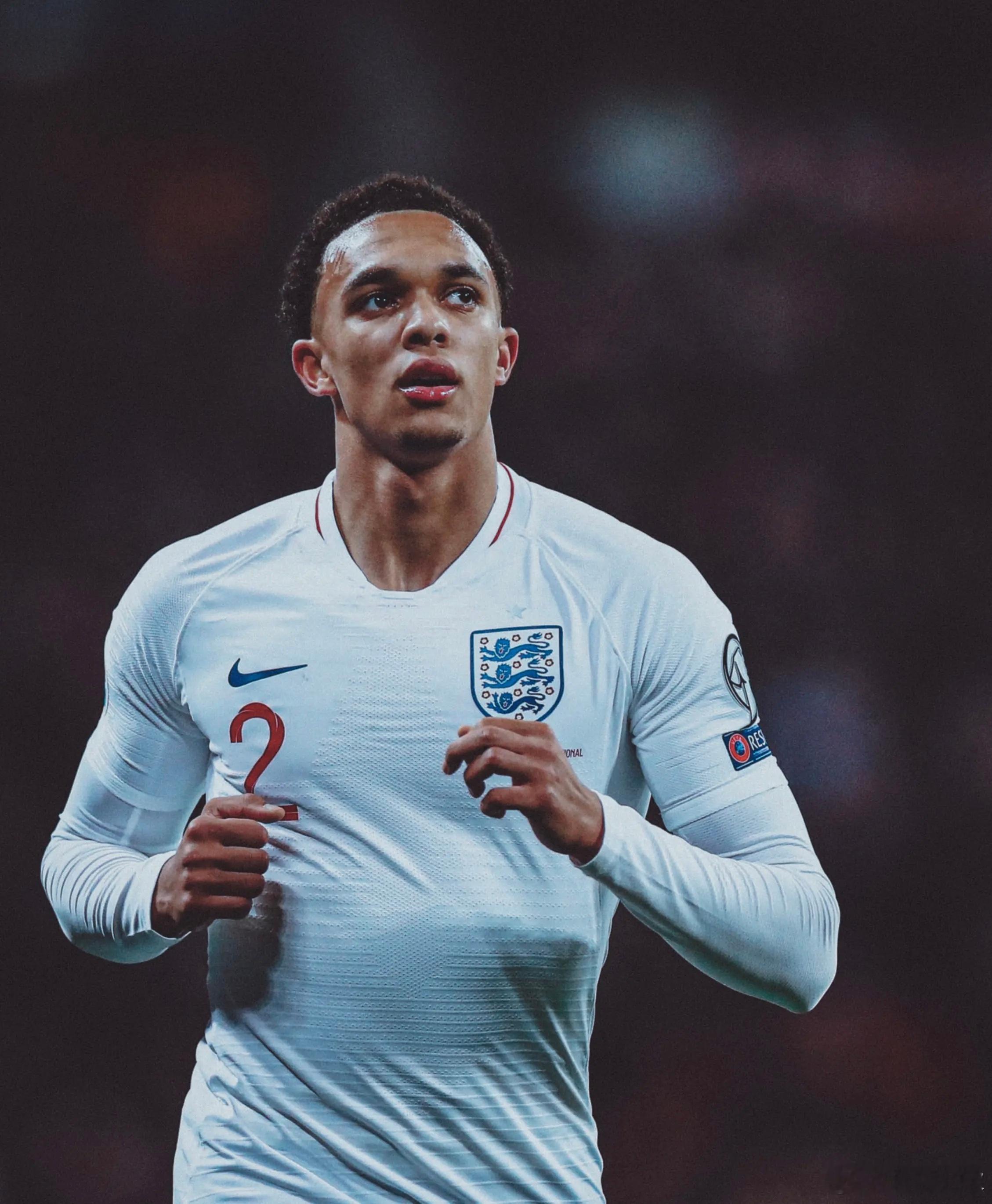 莱因克尔怒批图赫尔：公开批评阿诺德太离谱，防守问题被双重标准放大图赫尔接手英格兰