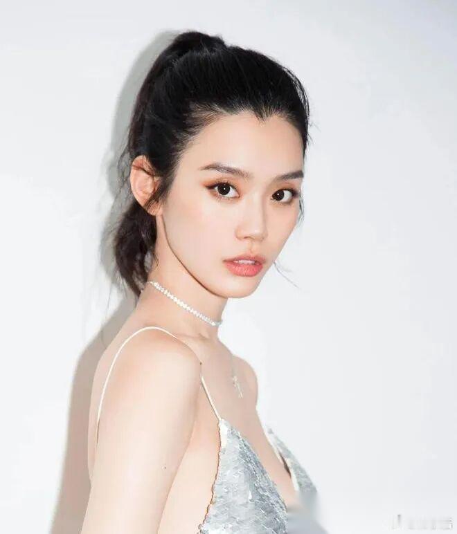 都说“穷养儿富养女”， 奚梦瑶父母是真舍得砸钱。 90年代，一年20万读国际学校