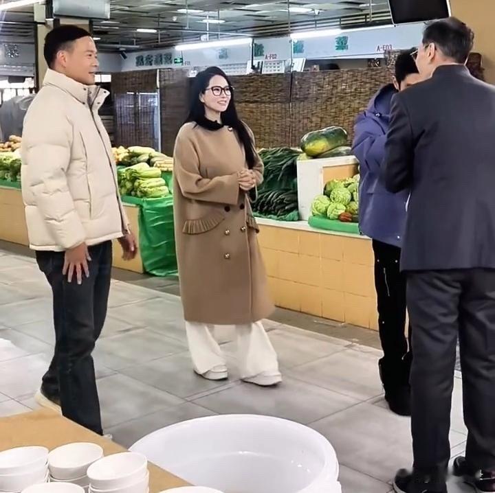 伊能静和撒贝宁现身济南农贸市场，撒贝宁拿菜接地气！[赞][赞][得意]