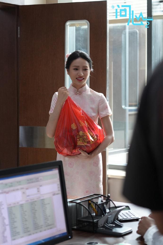 谢可寅演技小美戴“王冠”时指尖抖得停不下来，眼泪打转还硬笑着问好不好看，谢可寅演