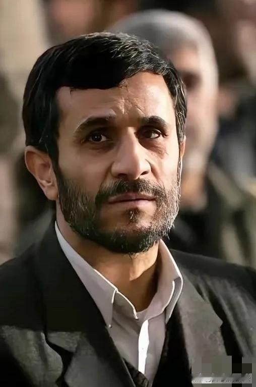 有人在聚光灯下敲锣打鼓，有人却选择关上门扫地。看热闹的人盯着伊朗和美国、以色列的