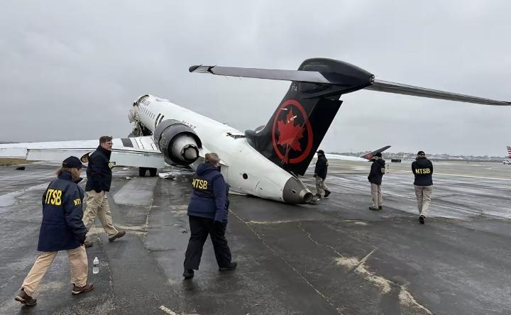 “谁能想到”美国纽约，一架刚落地的国际航班还没停稳，竟在跑道上被自家的重型消防车