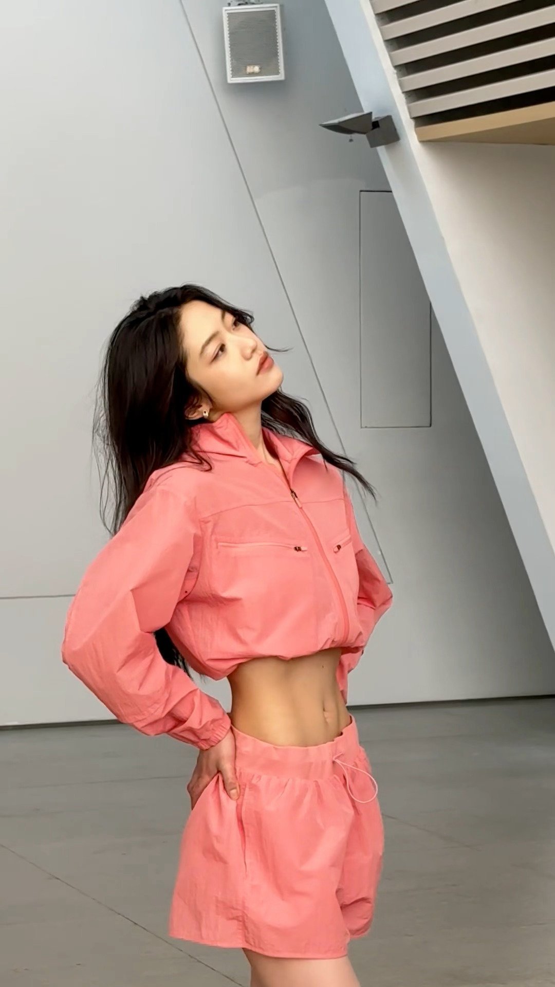 向涵之变漂亮了是因为狠狠的瘦了吗？这肚子薄的。。 