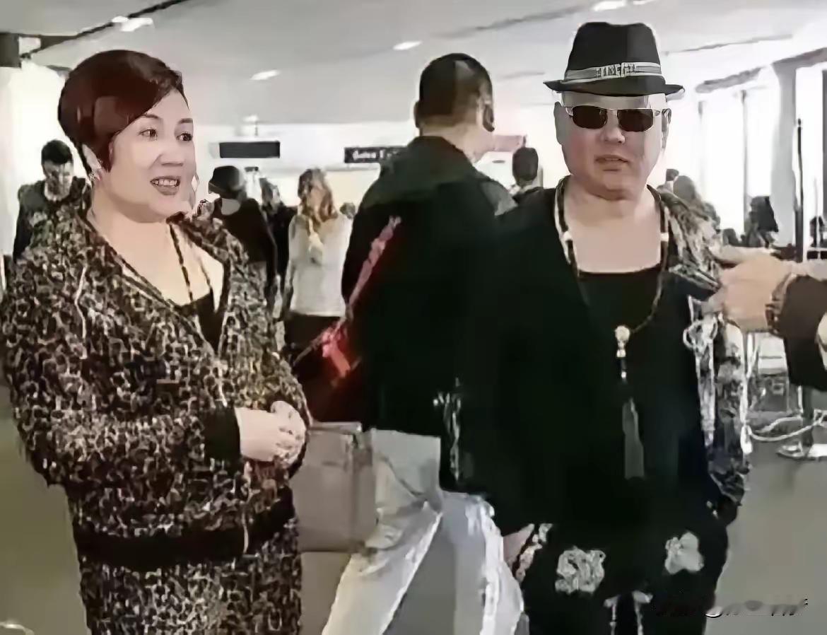 看看人家两口子出街，几百万的行头，让人开眼！

咱们从下往上数数，一条裤子1.6