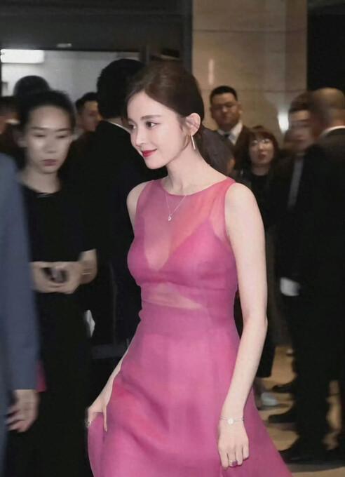 古力娜扎大胆突破！粉色透视裙加身，尽显肤白貌美魅力无限